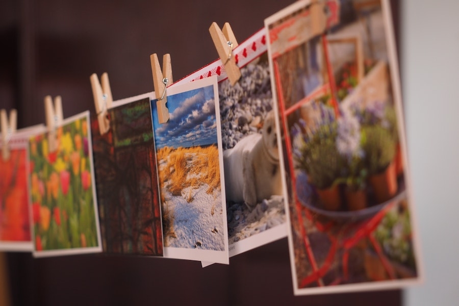 Una serie de fotos en color sujetas con clips de papel