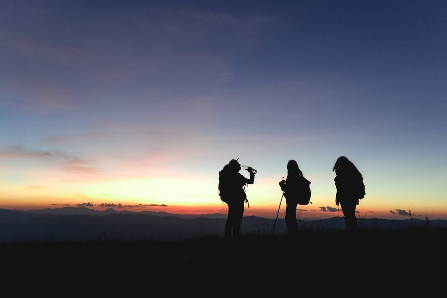 Silhouette di tre persone